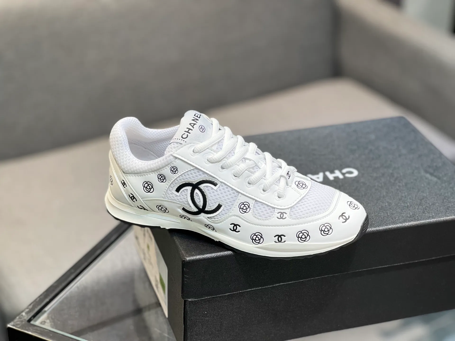 Men's men's shoes 💰640 Exclusive real shot (top version) CHANEL Chanel 2025ss color matching thick-soled casual sports shoes and sneakers. The counter is synchronized. The counter is very popular. A shoe that is very difficult to buy. The most popular thick-soled panda shoes on the Internet. It can be imagined that Xiaoxiang control can't miss it. It has both good looks and comfort. Simple and versatile white shoes. The thick sole increases the height and is super versatile. Close your eyes and wear it. Whoever wears it will look better. Upper: calfskin Lining: imported sheepskin lining Outsole: TPU original outsole Size: 35-44 (customized for women 41 and 40, and 45 for men)